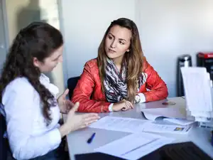 Studienberatungssituation, 2 Personen an Tisch