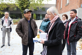 Nach der Campusführung gab es noch ein Geschenk für Dekanin Jana Bochert (Foto: THI).