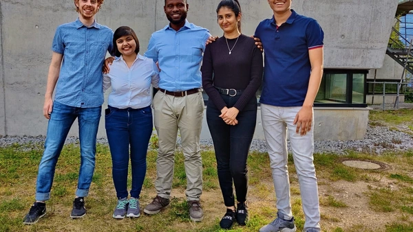 Students of the project group Off-Grid in front of the THI building