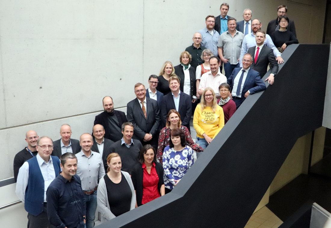 Gruppenbild des Fakultätsteams auf der Treppe