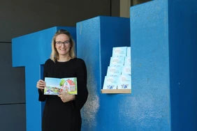 Impulsgeberin und Autorin Franziska Hegner mit dem Buch "Stufen des automatisierten Fahrens" (Foto: THI).