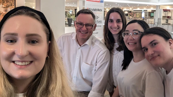 Four students with Prof. Dr. Bernd Scheed at the Möbelhof.