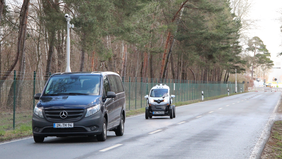 Zwei Autos befinden sich auf einer abgesperrten Straße