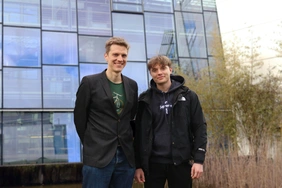 THI-Student Dominic Rampas (r.) und Professor Marc Aubreville stellen die KI in Wien vor (Foto: THI).