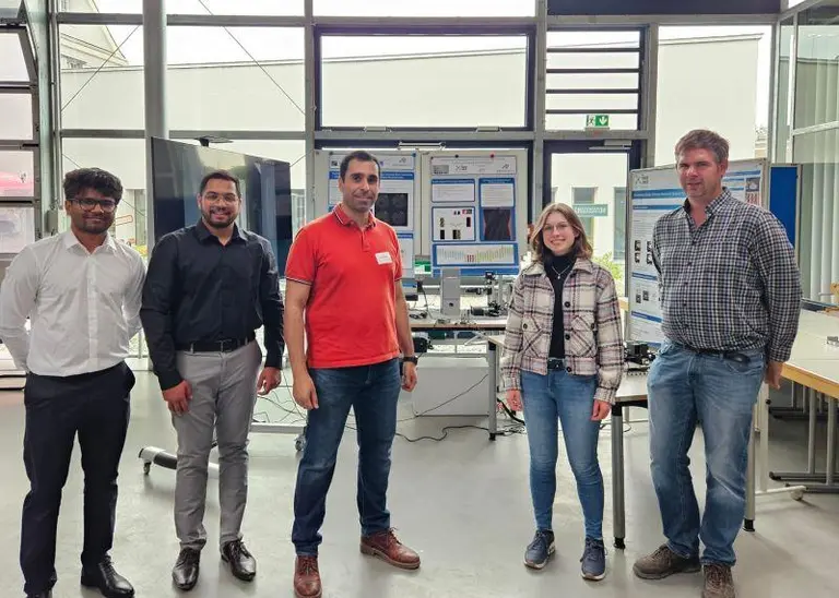 Mühenad Bilal (Mitte) mit Kolleginnen und Kollegen: An der THI entstand im Rahmen seiner Dissertation eine KI-Lösung, die industrielle Werkzeugprüfung neu denkt (Foto: Mühenad Bilal privat).