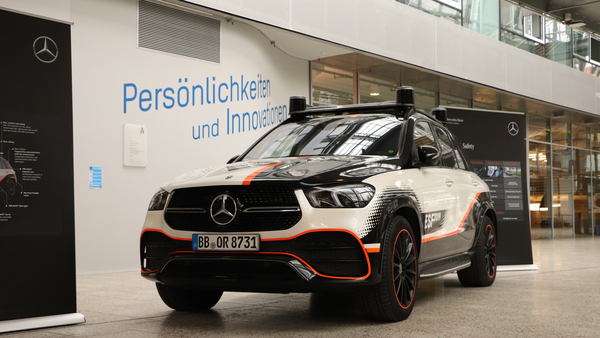 Das Experimental-Sicherheits-Fahrzeug (ESF) von Mercedes in der Aula der THI 