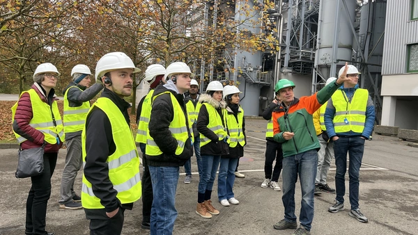 Studierende vor der Müllverbrennungsanlage