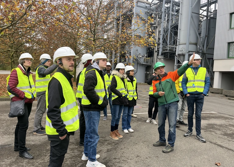 Studierende vor der Müllverbrennungsanlage