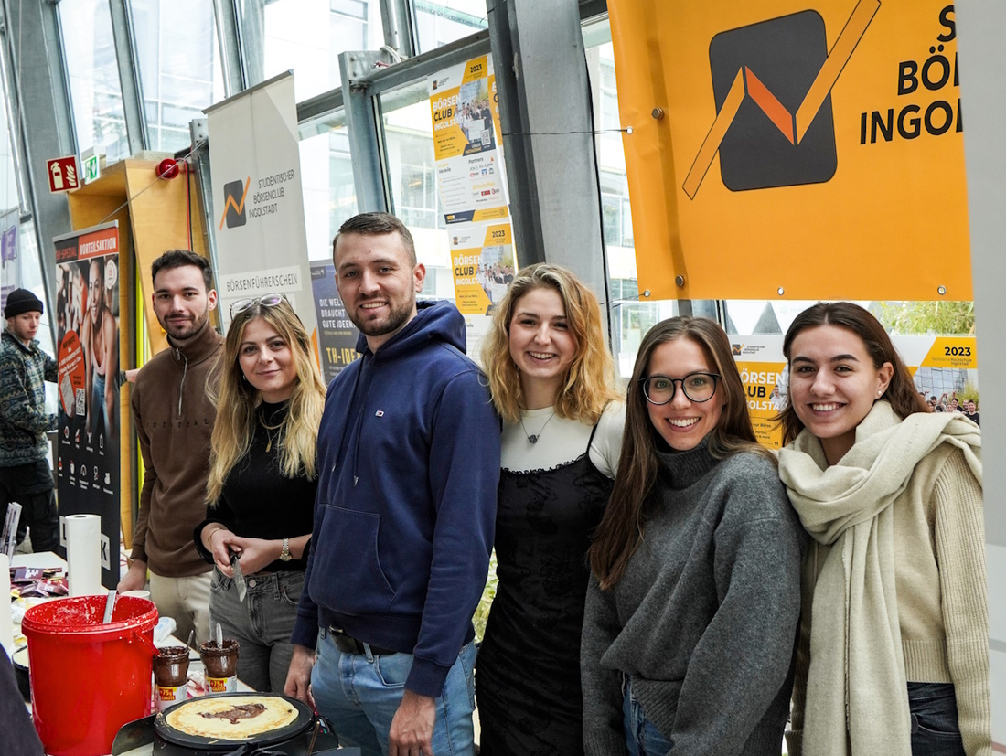 Gruppe junger Leute in Aula der THI an einem Crepes-Stand