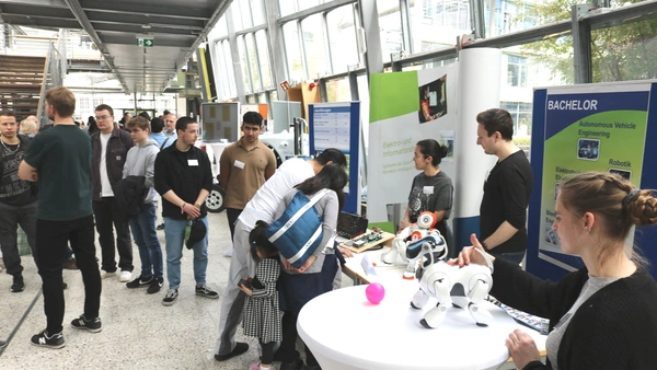 Menschenmenge in der Aula der Hochschule am Stand