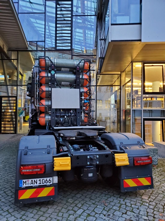 Mit Wasserstoff betriebener LKW am Campus THI