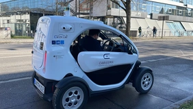 Ein kleines Fahrzeug steht auf der Straße