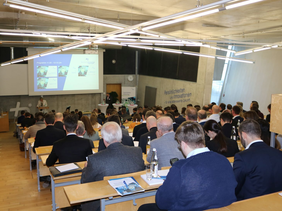 Blick auf volles Publikum im Hörsaal