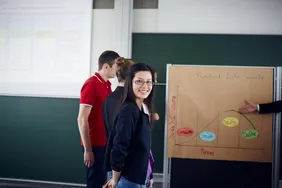 Studierende vor einem Whiteboard