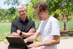 Student Henri Bredt mit Tim Cook