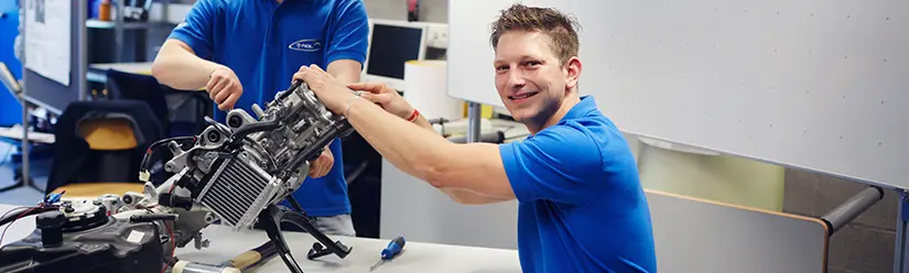 2 Studenten arbeiten im Labor an einem technischen Gerät