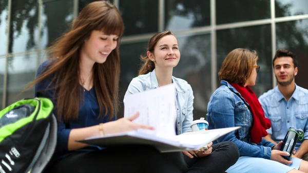 Studierende der Fakultät sitzen vor der THI