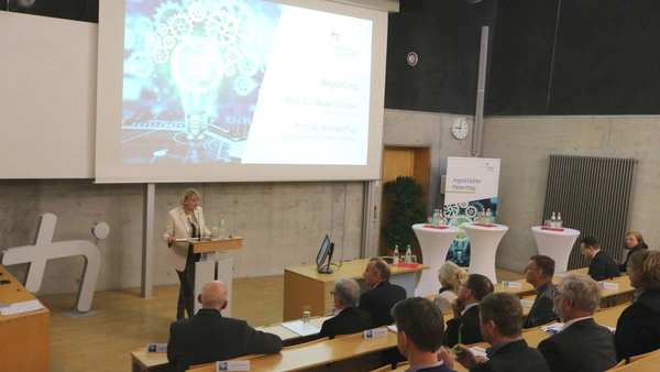 Prof. Klug spricht im Hörsaal vor Publikum