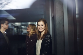 Studenten stehen auf dem Campus