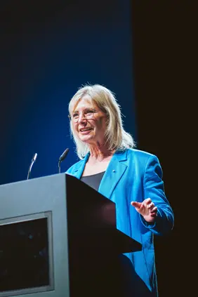 Lobende Worte: Bayerns stellvertretende Ministerpräsidentin Ulrike Scharf bei ihrer Rede (Foto: THI/Simon Kahner).